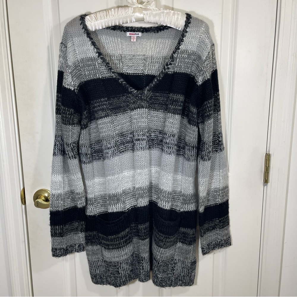 Bongo Plus Gray & Black Striped V-Neck Tunic Sweater – Size 1X